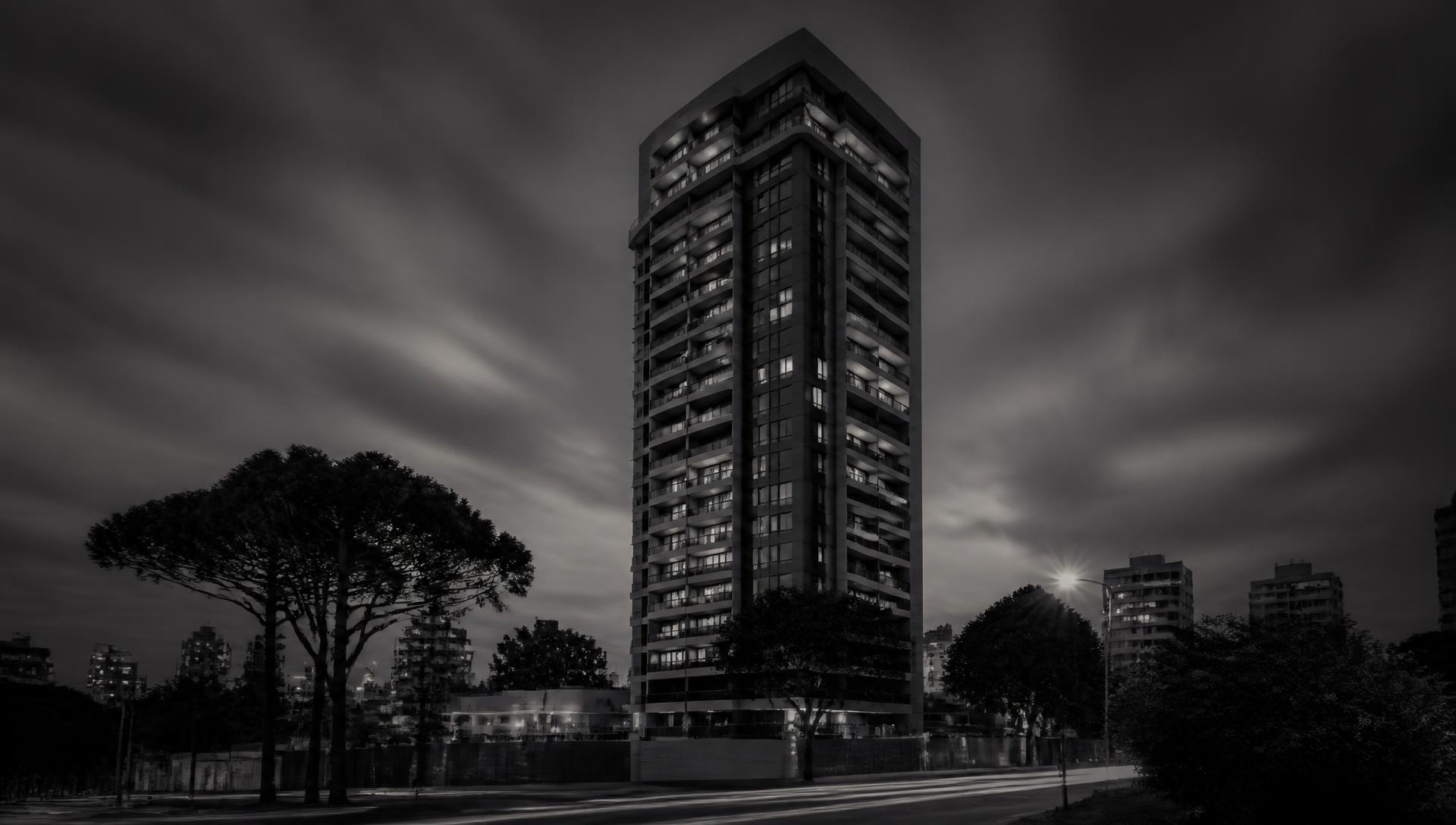 Torre residencial de alto padrão em Curitiba ao anoitecer